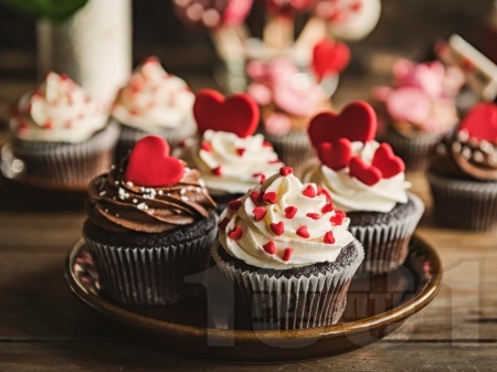 Шоколадови къпкейкове за Свети Валентин с маслена глазура - снимка на рецептата